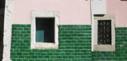 Fenêtres roses, azulejos verts, Lisbonne